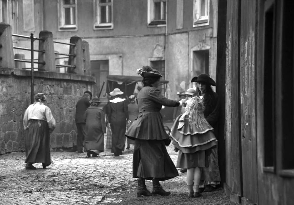 ガール・ウィズ・ニードルの画像