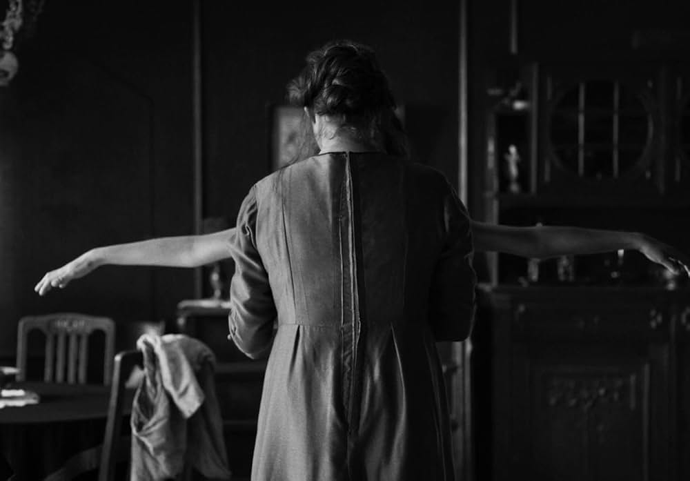 ガール・ウィズ・ニードルの画像