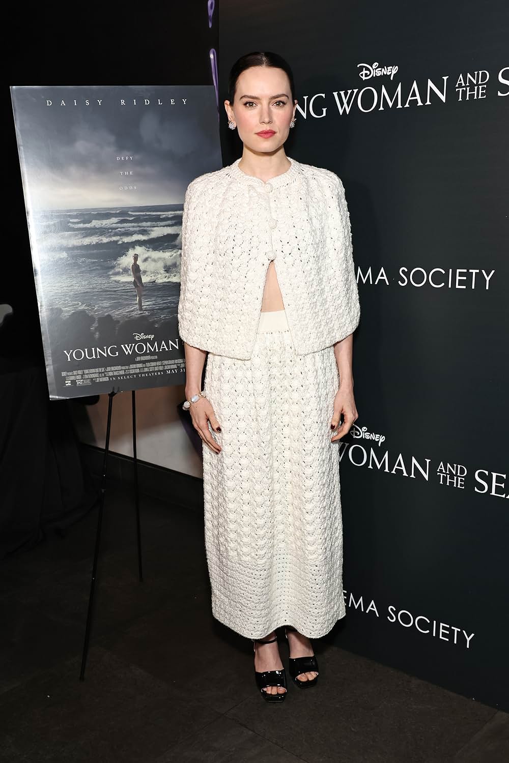 ヤング・ウーマン・アンド・シーの画像