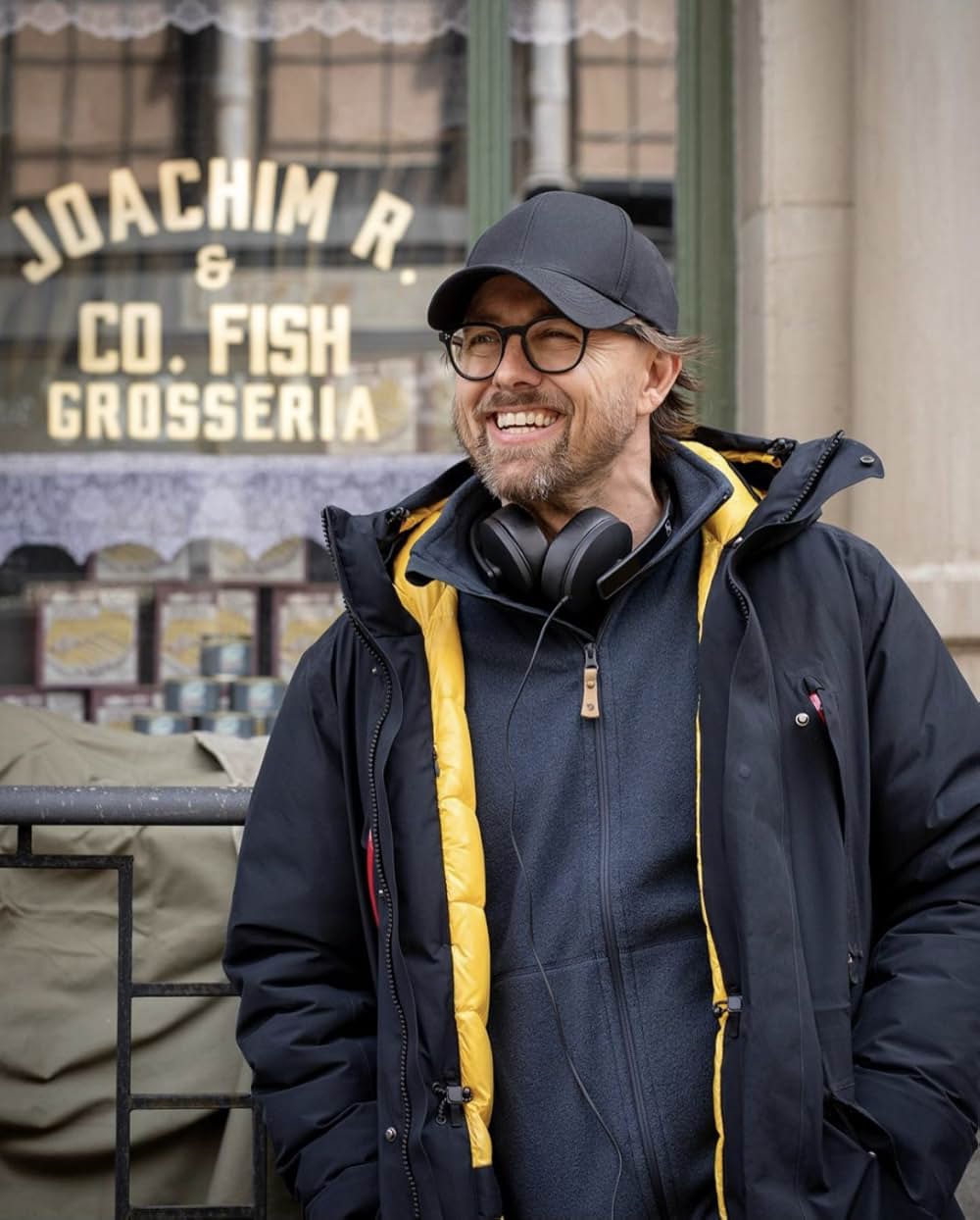 ヤング・ウーマン・アンド・シーの画像