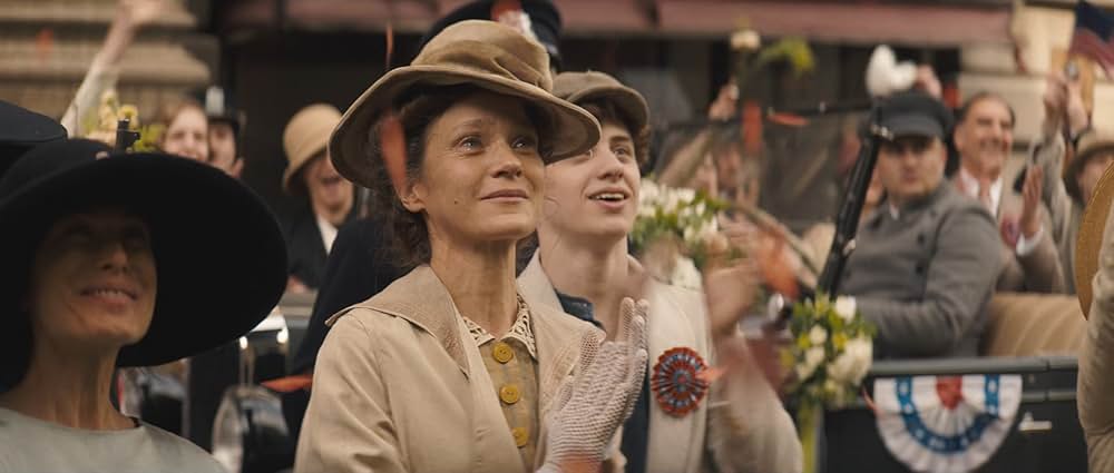 ヤング・ウーマン・アンド・シーの画像