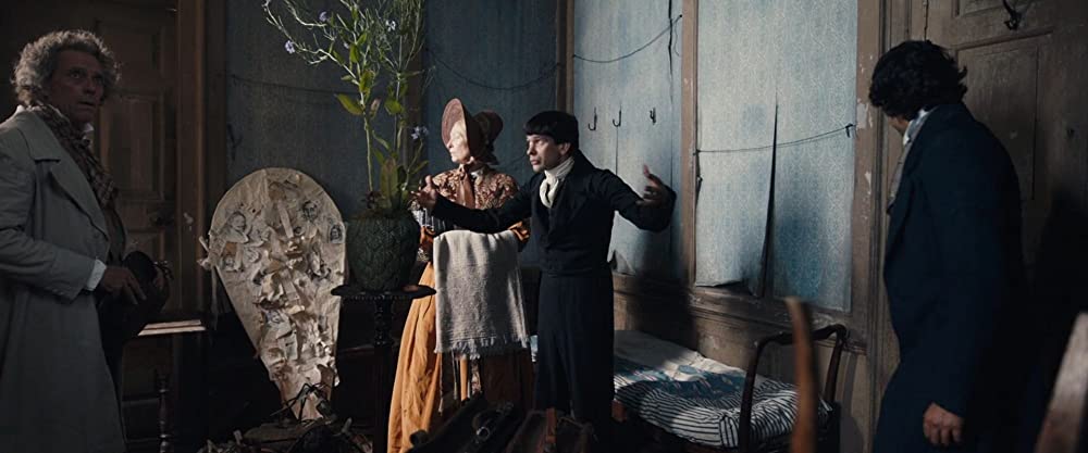 「どん底作家の人生に幸あれ！」ヒュー・ローリー & ティルダ・スウィントン & ベン・ウィショー & デブ・パテルの画像