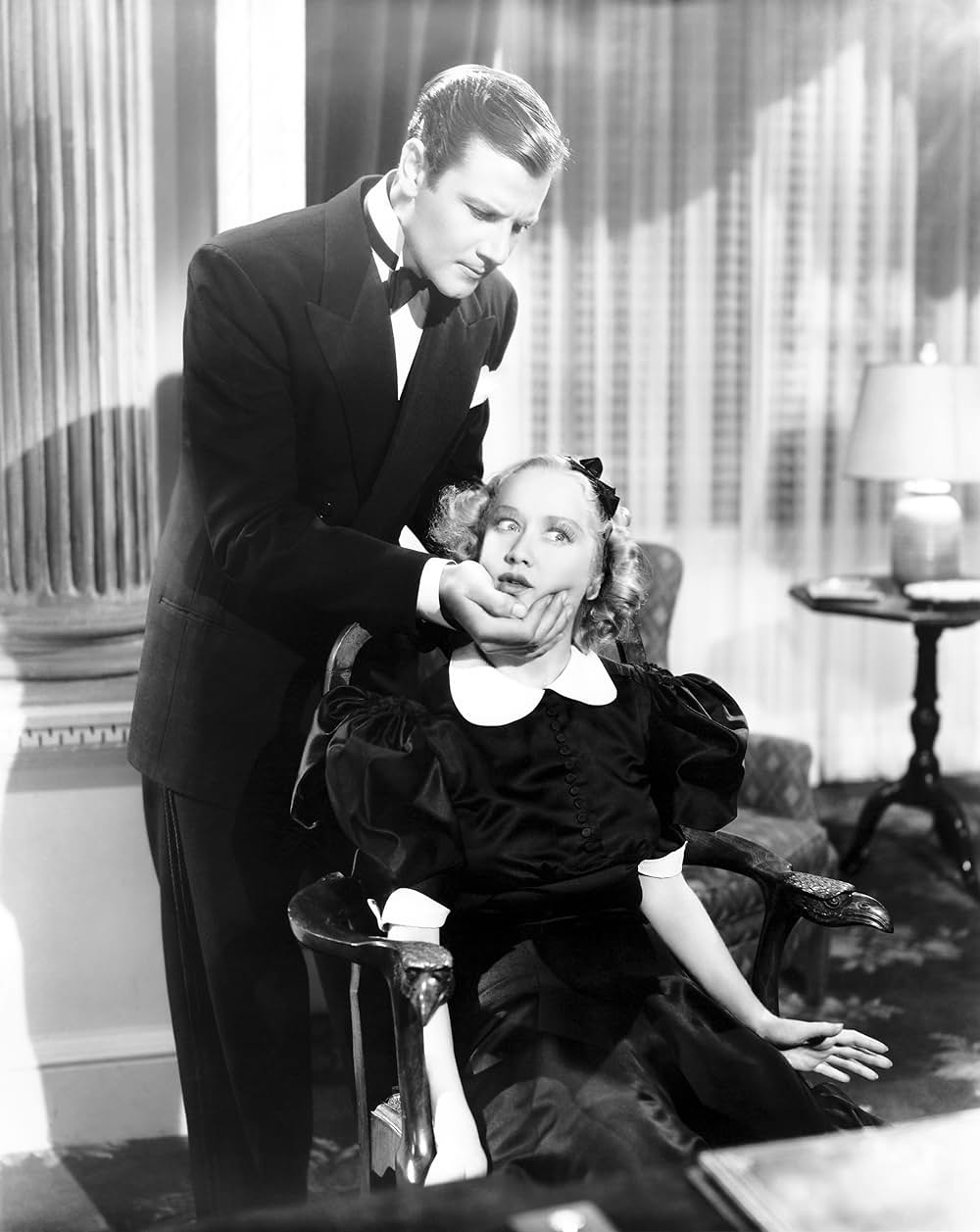 木に攀る女の画像