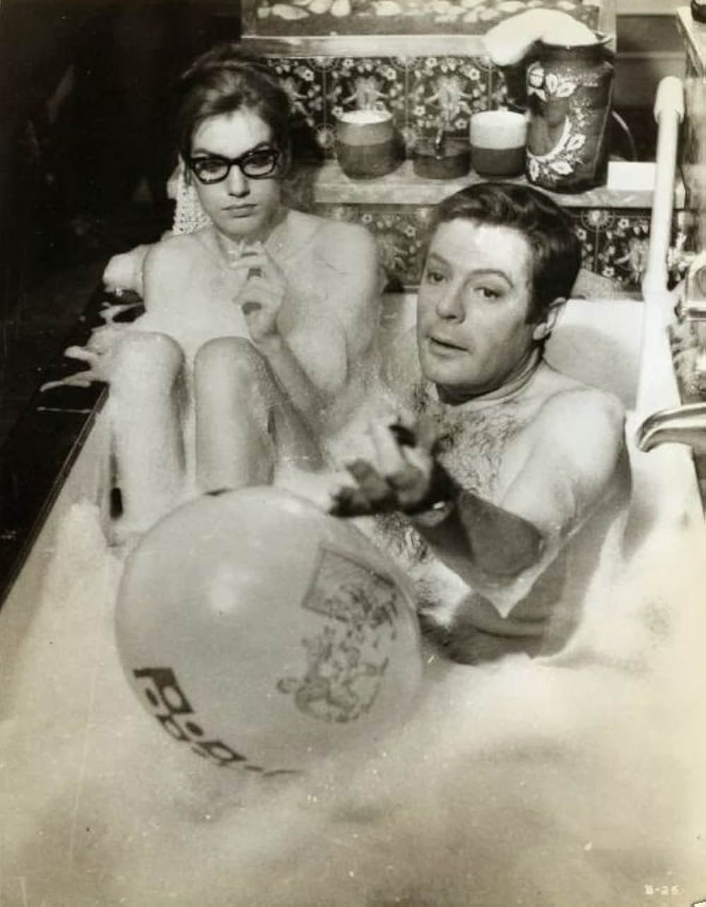 男と5つの風船の画像