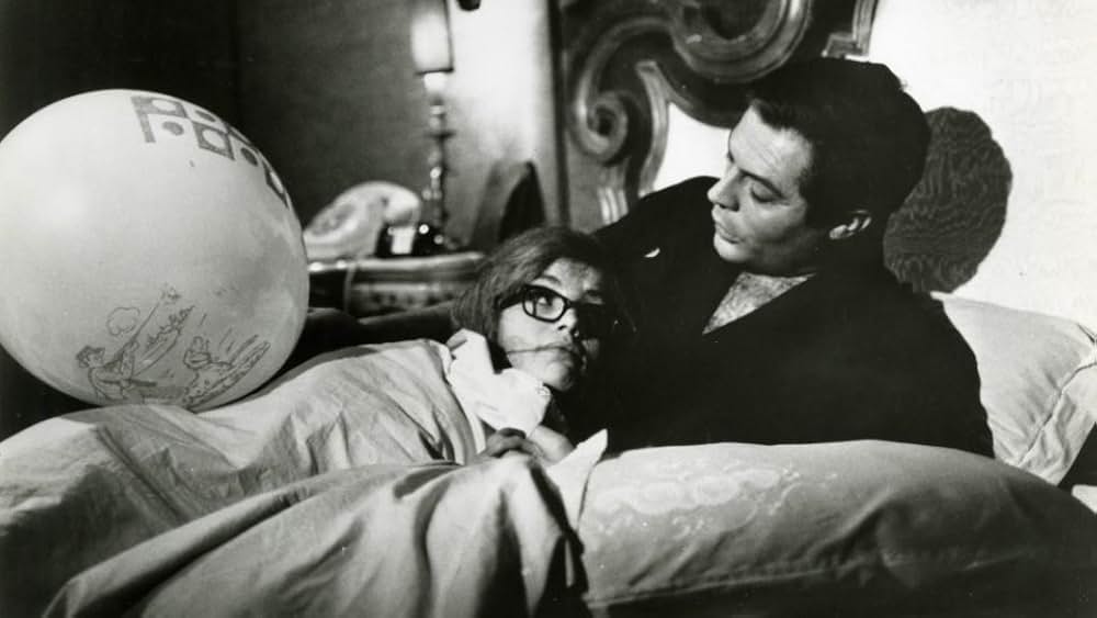 男と5つの風船の画像