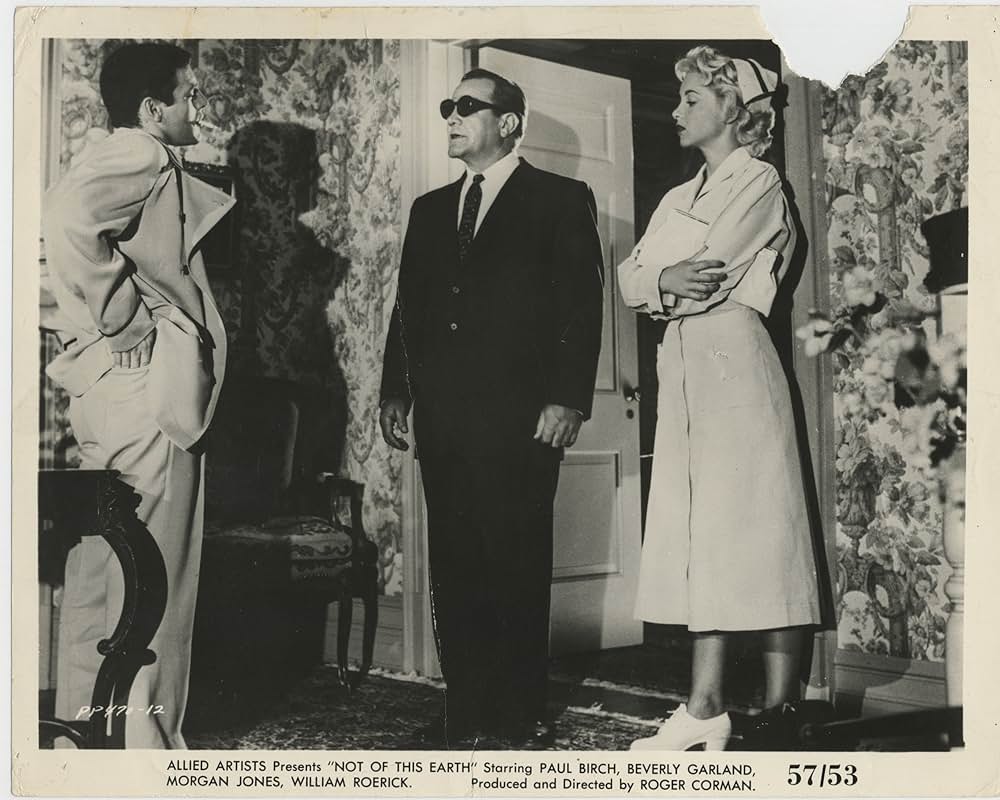 美女とエイリアンの画像