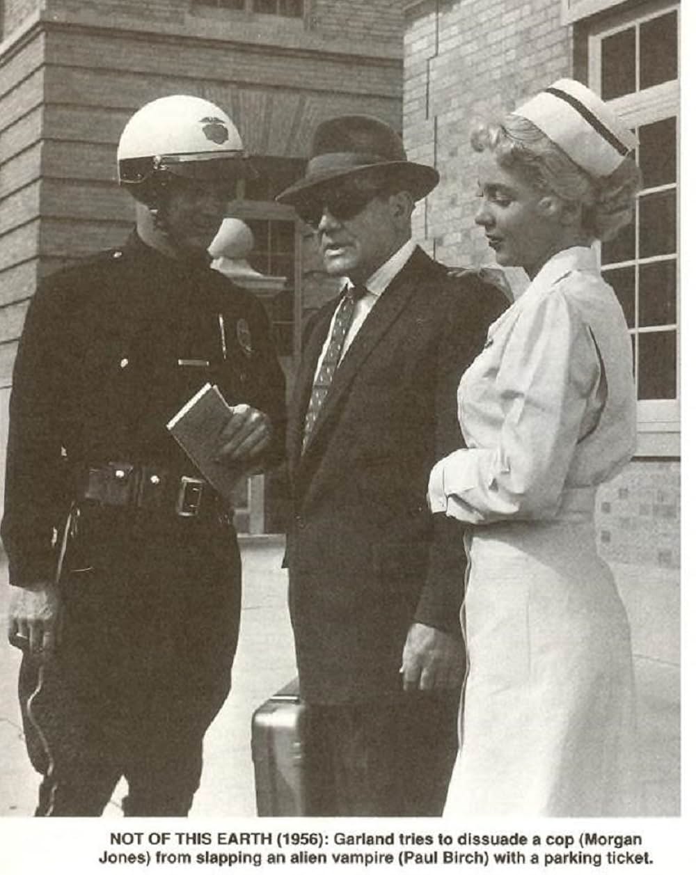 美女とエイリアンの画像