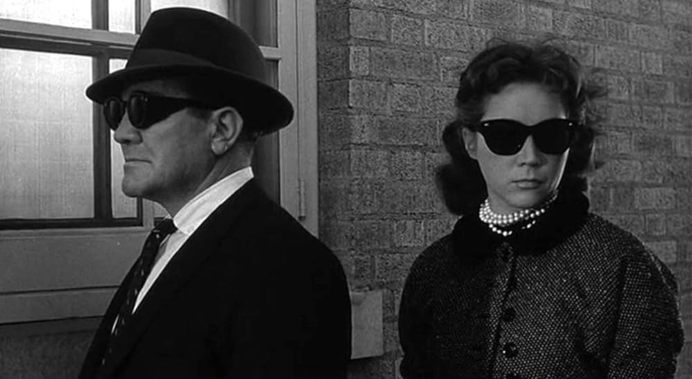 美女とエイリアンの画像