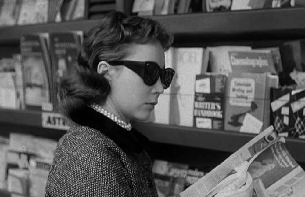 美女とエイリアンの画像