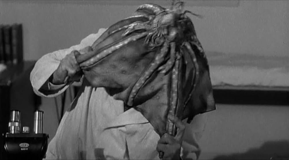 美女とエイリアンの画像