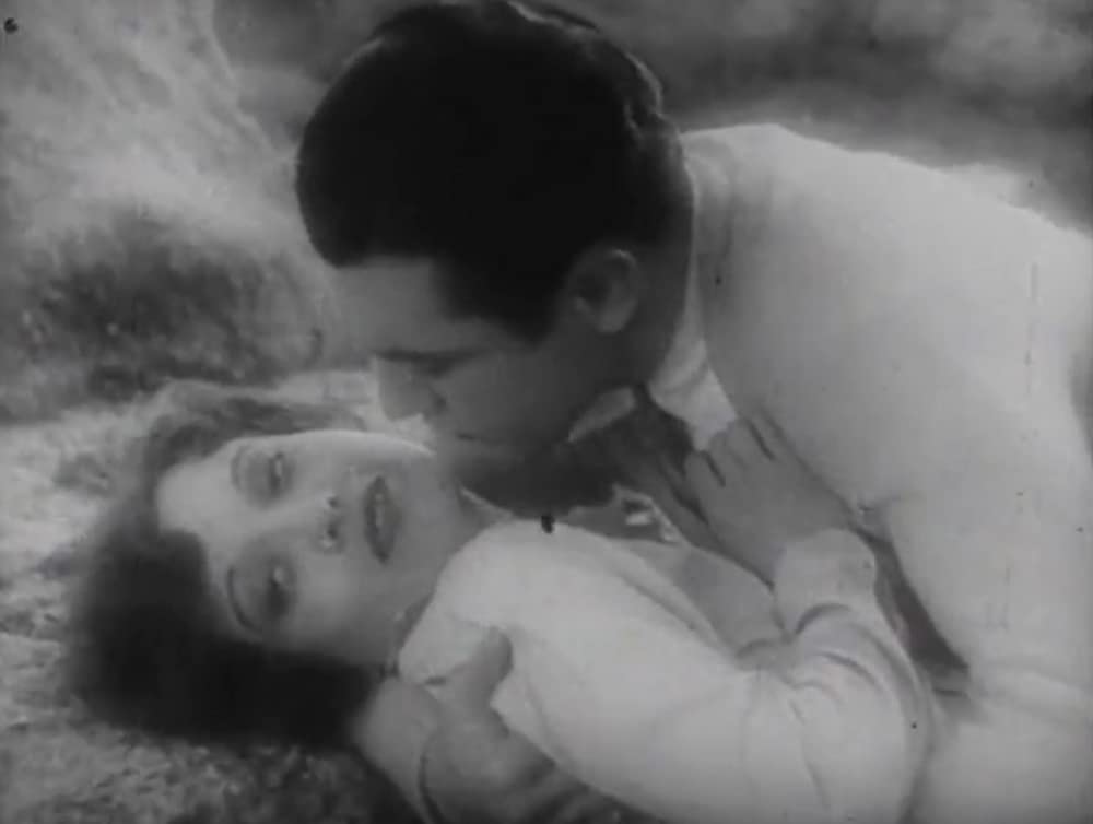 踊る娘たちの画像