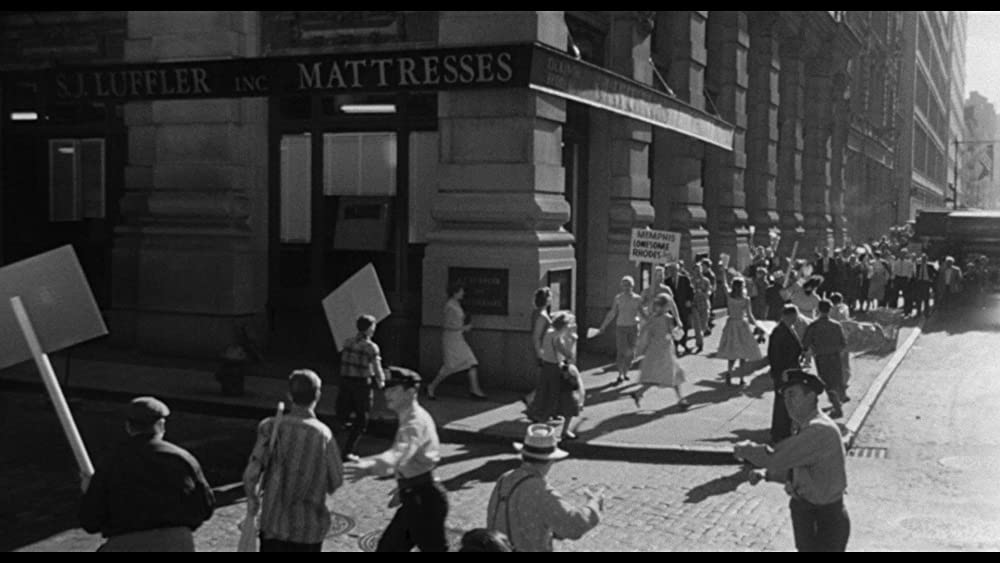 「群衆の中の一つの顔」の画像