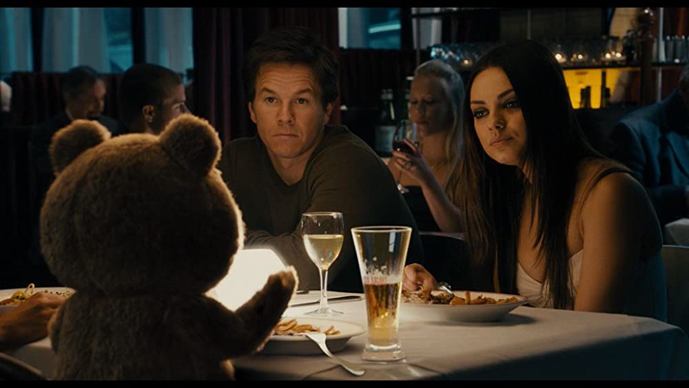 「テッド」マーク・ウォールバーグ & ミラ・クニスの画像