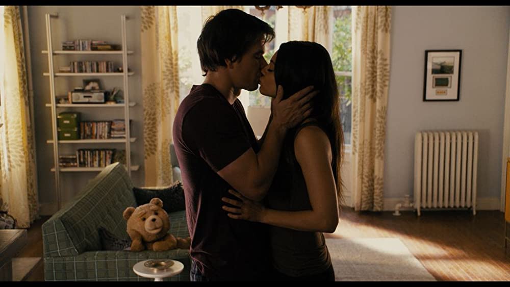 「テッド」マーク・ウォールバーグ & ミラ・クニスの画像