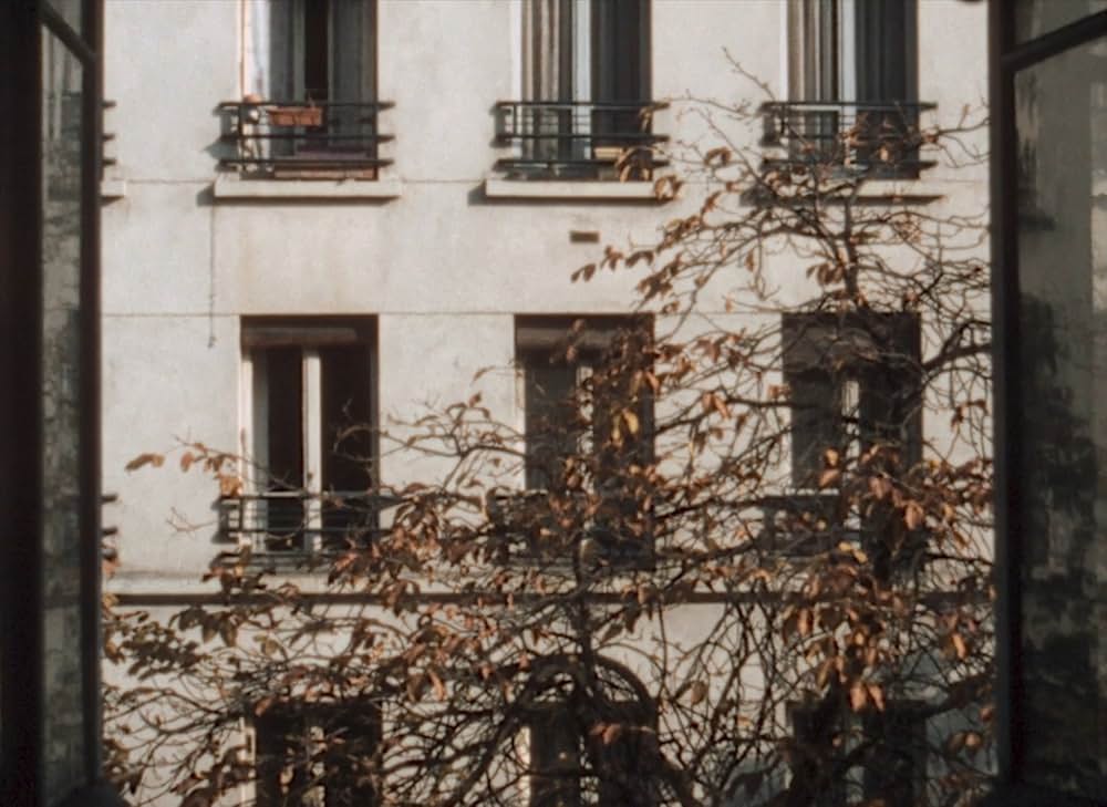 窓際で手紙を読む若い女の画像