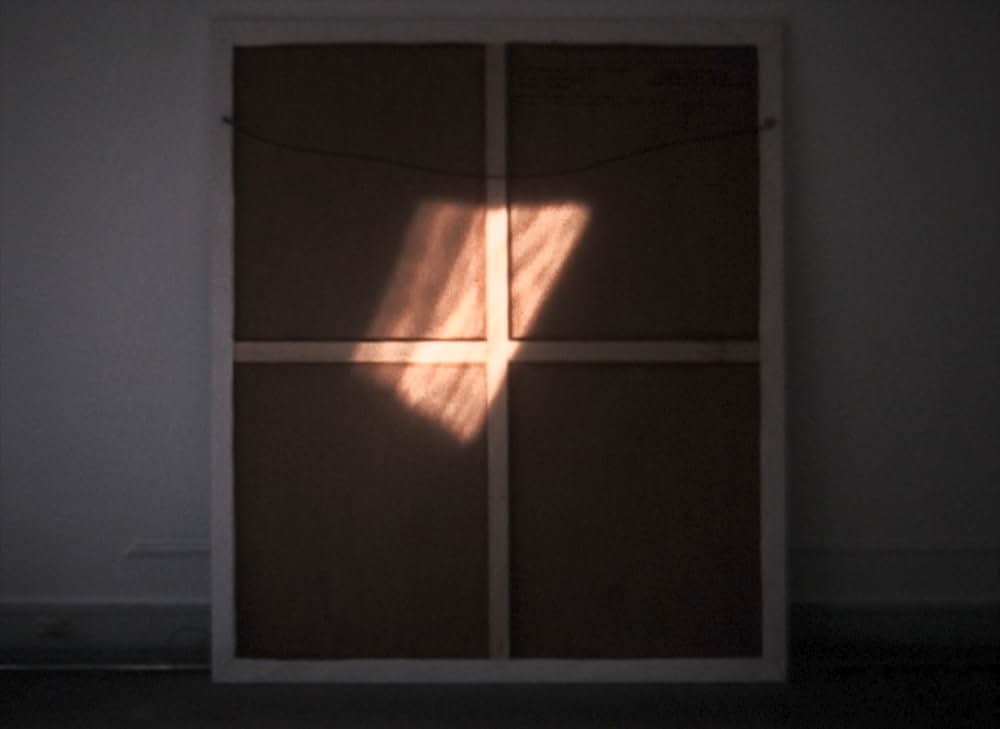 窓際で手紙を読む若い女の画像