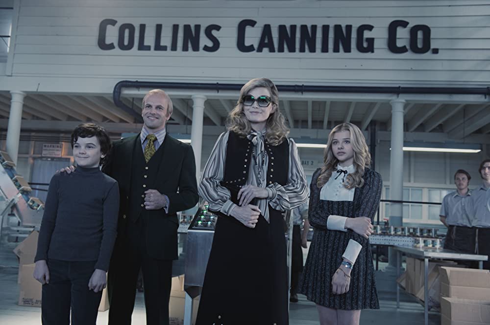 「ダーク・シャドウ」ミシェル・ファイファー & ジョニー・リー・ミラー & クロエ・グレース・モレッツ & ガリバー・マクグラスの画像