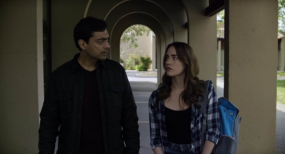 スーサイド・リーズン 真珠のネックレスをつけた娘の画像