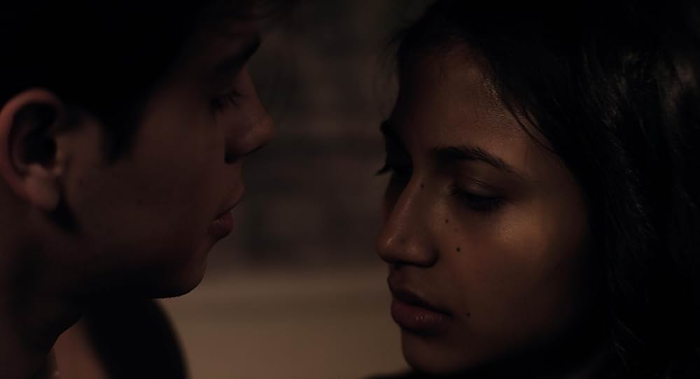 スーサイド・リーズン 真珠のネックレスをつけた娘の画像