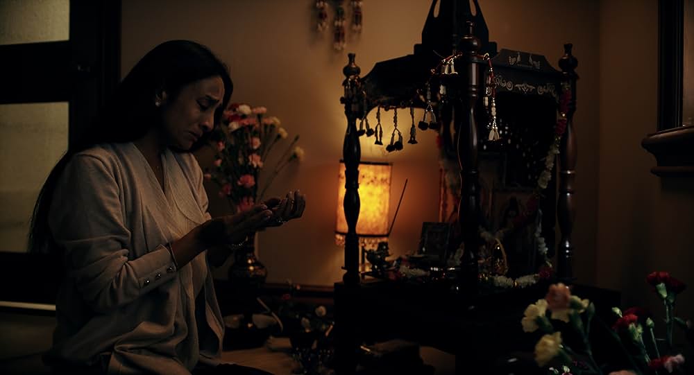 スーサイド・リーズン 真珠のネックレスをつけた娘の画像