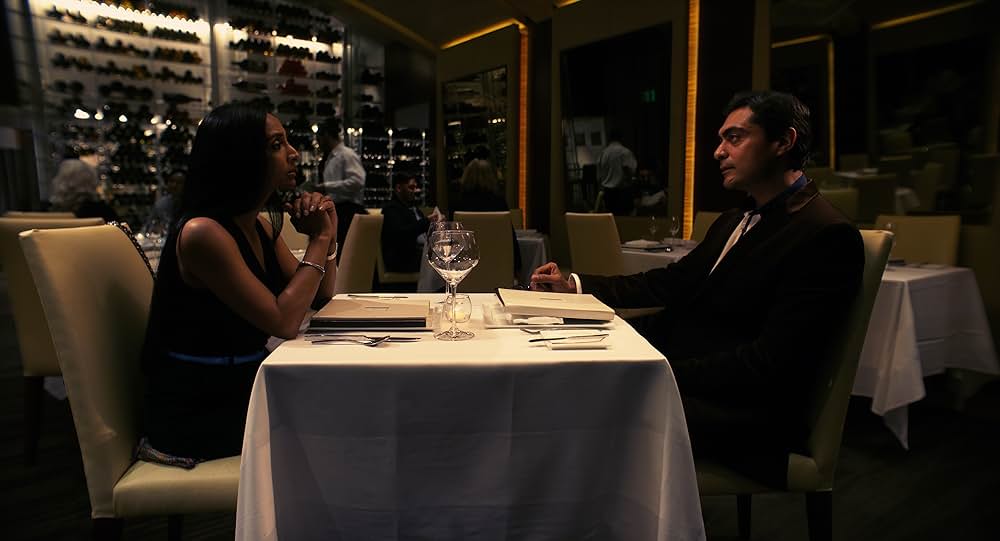 スーサイド・リーズン 真珠のネックレスをつけた娘の画像