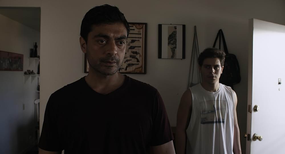 スーサイド・リーズン 真珠のネックレスをつけた娘の画像