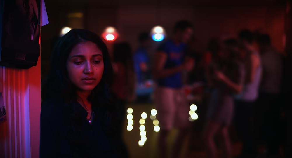 スーサイド・リーズン 真珠のネックレスをつけた娘の画像