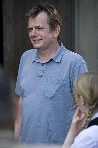 縞模様のパジャマの少年の画像