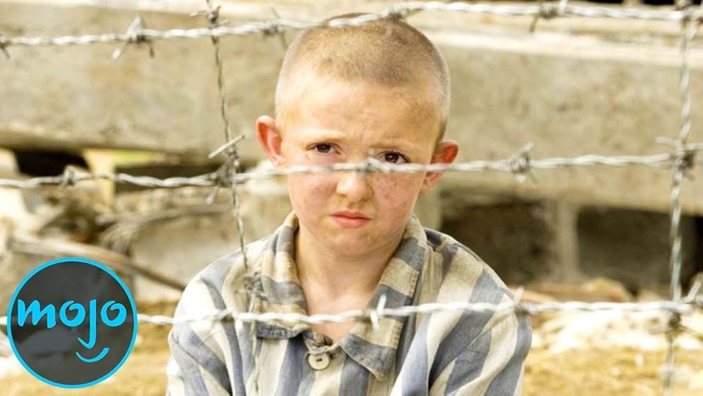 縞模様のパジャマの少年の画像