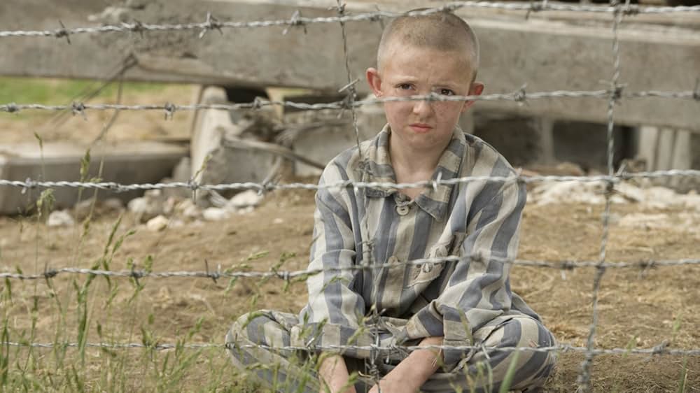 縞模様のパジャマの少年の画像