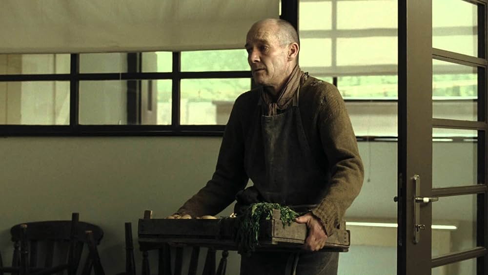 縞模様のパジャマの少年の画像