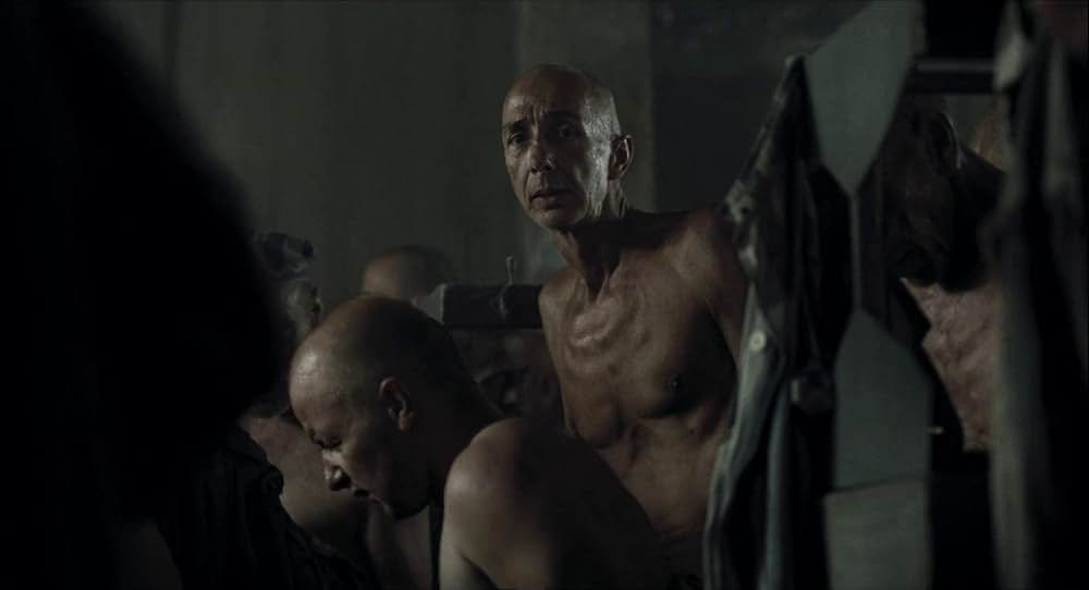 縞模様のパジャマの少年の画像