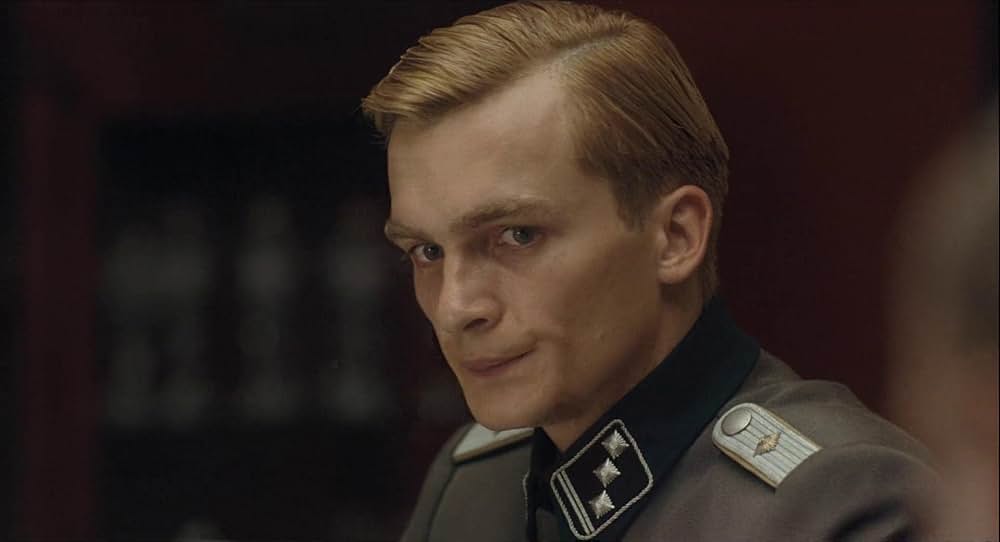 縞模様のパジャマの少年の画像