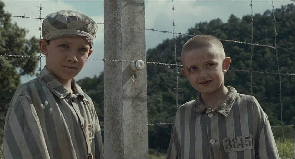 縞模様のパジャマの少年の画像