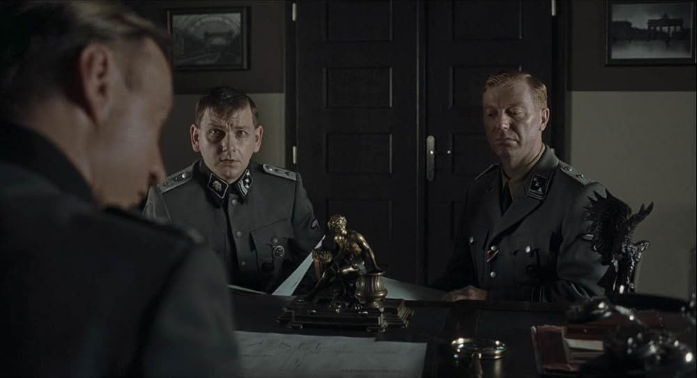 縞模様のパジャマの少年の画像