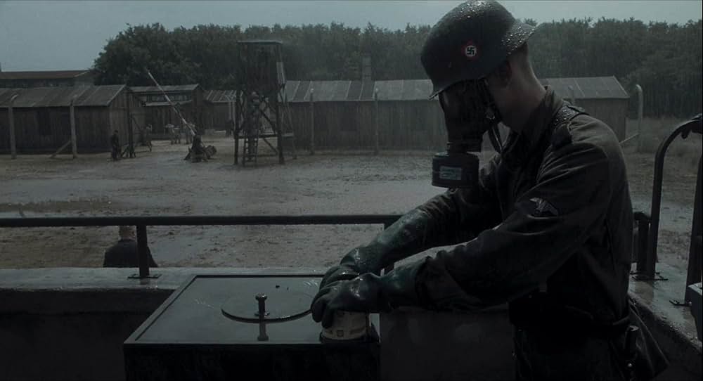 縞模様のパジャマの少年の画像