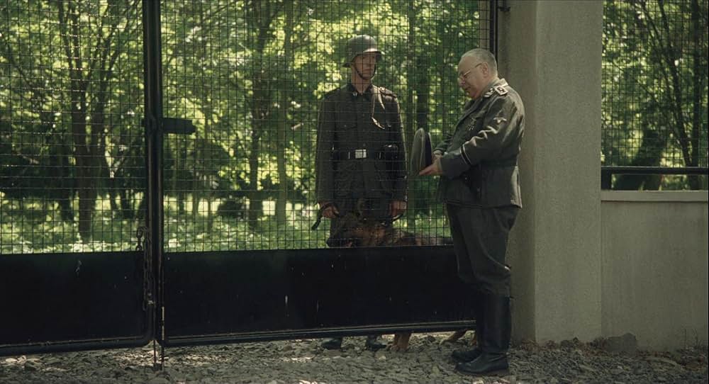 縞模様のパジャマの少年の画像