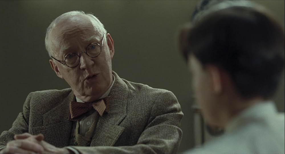 縞模様のパジャマの少年の画像