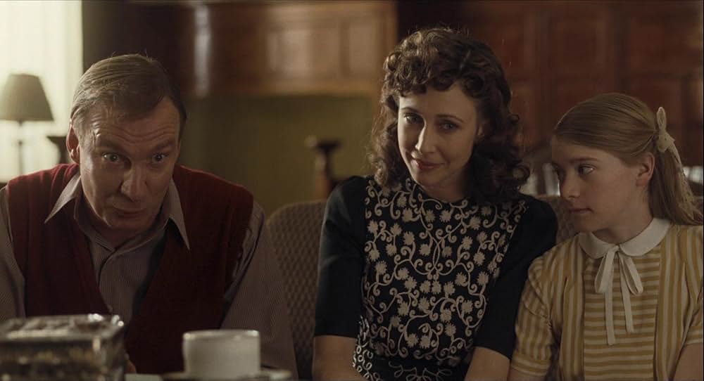 縞模様のパジャマの少年の画像