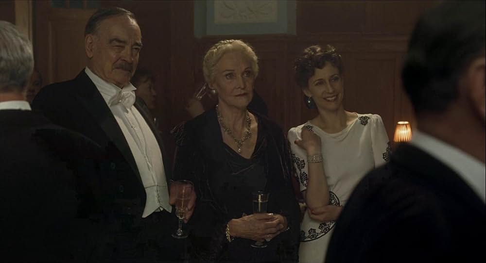 縞模様のパジャマの少年の画像