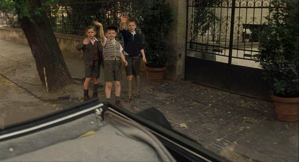 縞模様のパジャマの少年の画像