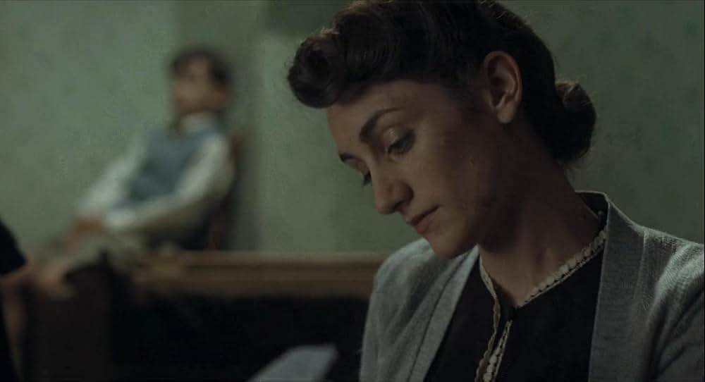 縞模様のパジャマの少年の画像