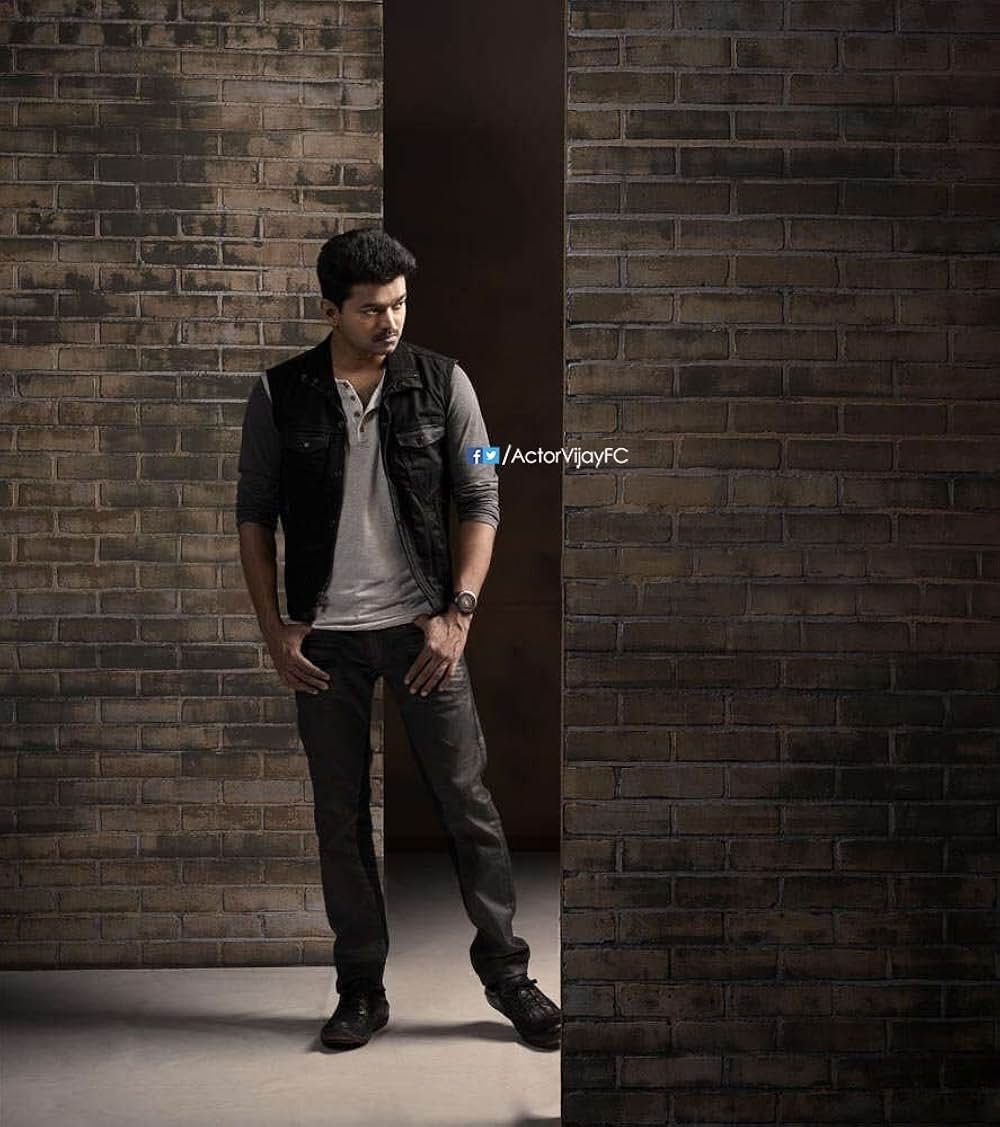 カッティ 刃物と水道管の画像