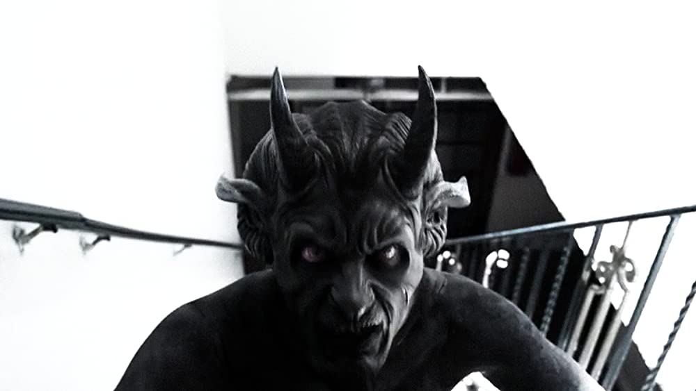 アナベル 死霊館の人形の画像