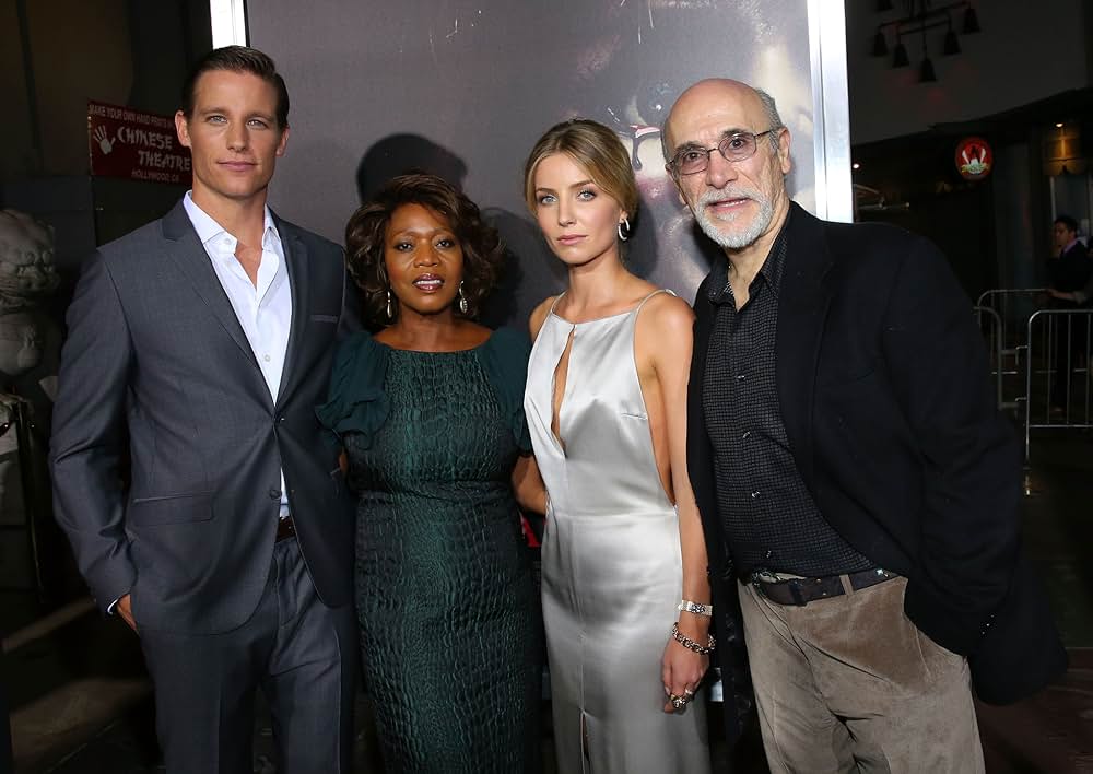 アナベル 死霊館の人形の画像