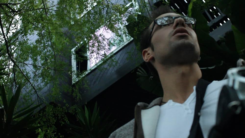 アダム 潜む男の画像