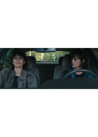 そして彼女は闇を歩くのポスター