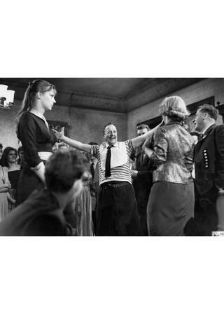 太陽を探す⼈々のポスター