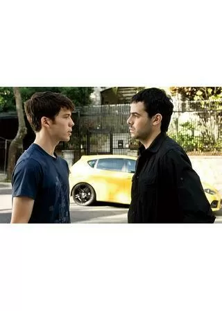 青、そして少しだけピンクのポスター